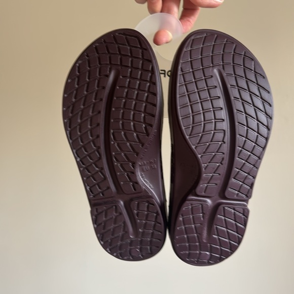 Cabernet OOriginal Oofoos size 7 women, 5 men - Picture 2 of 2